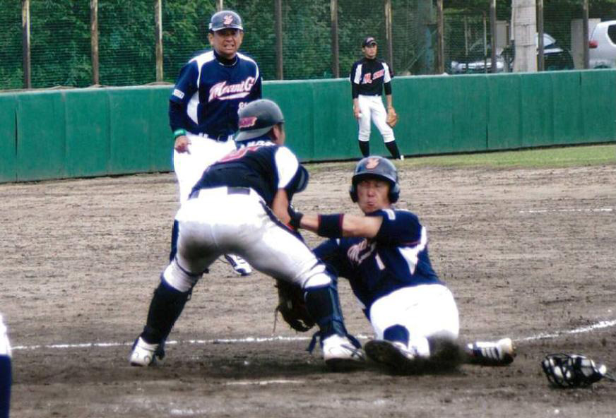 １塁から一挙にホームに滑り込み貴重な追加点をもぎ取った山田大輔選手